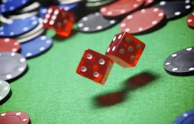 Seorang pengguna 14t menikmati pengalaman live casino di perangkat mobile dengan antarmuka ramah pengguna